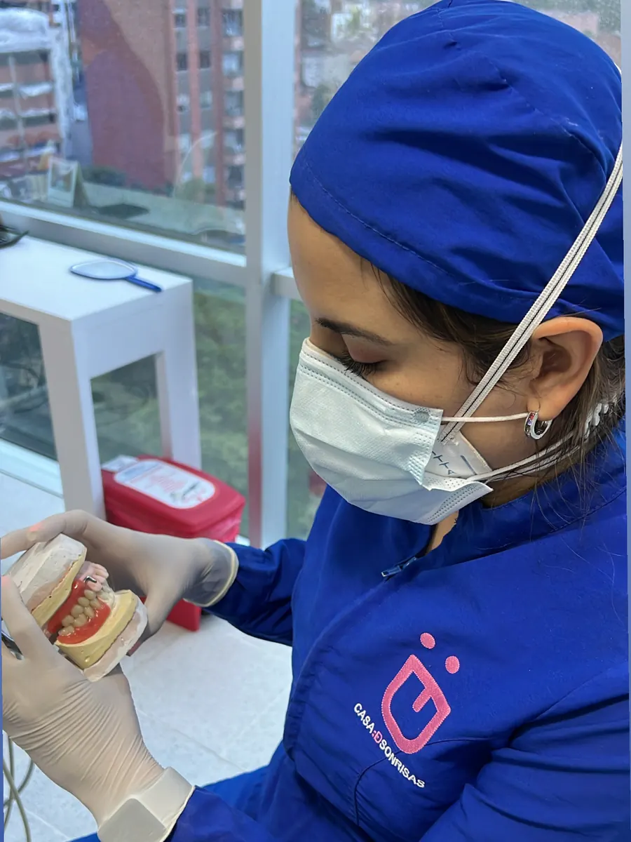 Paso 1, en el consultorio: la especialista muestra un modelo de los dientes