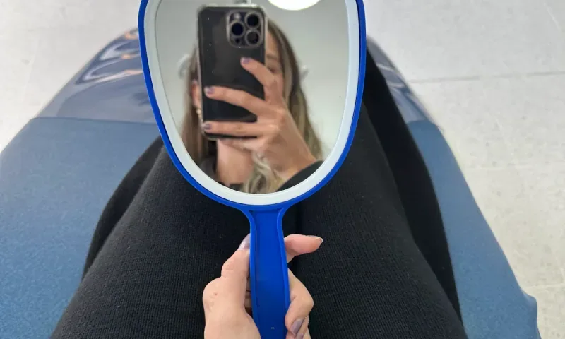 Espejo de mano en la silla del consultorio de Casa de Sonrisas