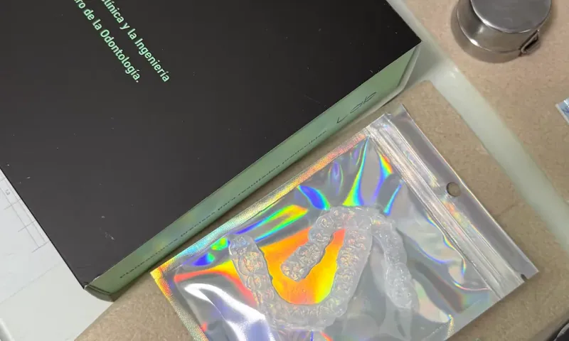 Tratamiento de ortodoncia invisible con alineadores fabricados en el laboratorio 3D propio